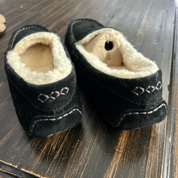 Women’s UGG Ansley Black Suede Moccasin Slippers - Picture 3 of 5